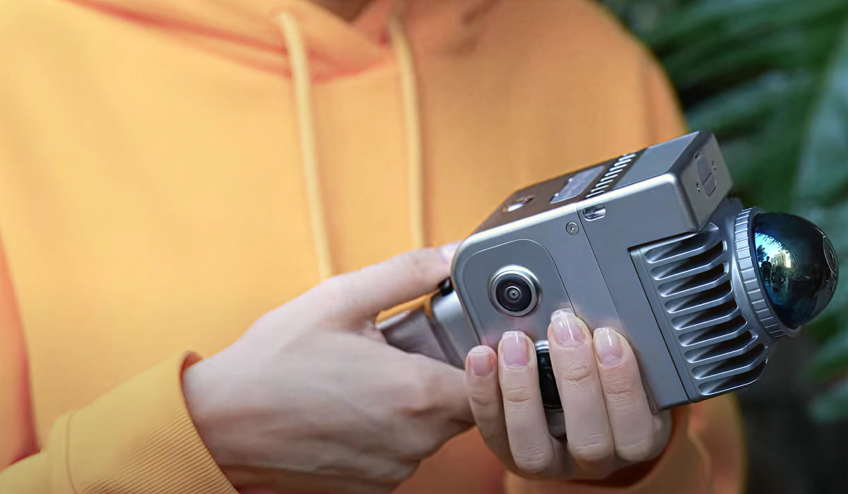 The scanner placed in an operator's hands